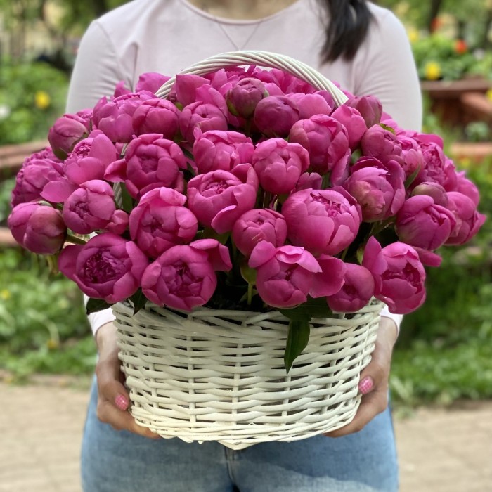 51 малиновый пион Флеминг в корзине